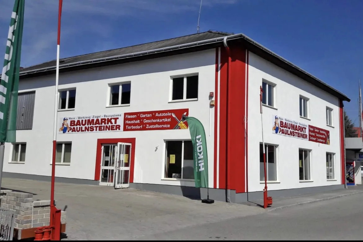 Die weiß-rote Fassade des Baumarkts Paulnsteiner in Groß Gerungs